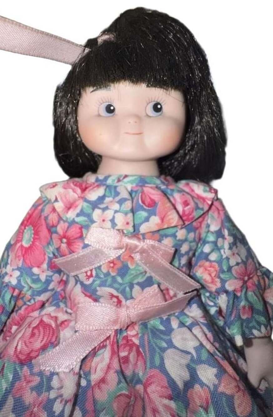 Vintage ‘90’s Goebel Dolly Dingle Buttercup Blake Bette Ball 9” Doll w Stand